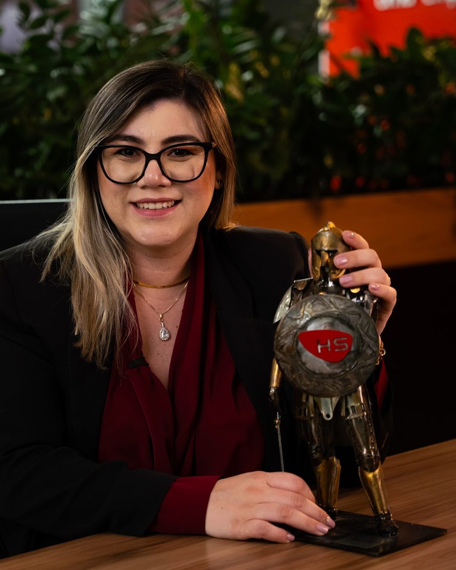 Deisiana Bencke com troféu, cofundadora da Ao Cubo Consórcios e Investimentos